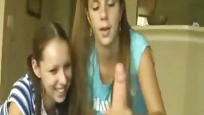 Cô gái tóc nâu mất một người phim sec hoang anh bạn phallus trong miệng của cô ấy và liếm nó