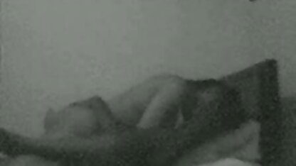 Các cô gái đã sec vanganh rất vui mừng và fuck cô ấy L. với một strapon