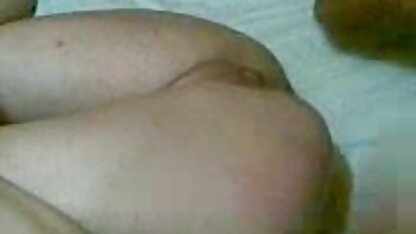 Redhead Babe sec vanh anh hút người của vòi nước trong phòng tắm