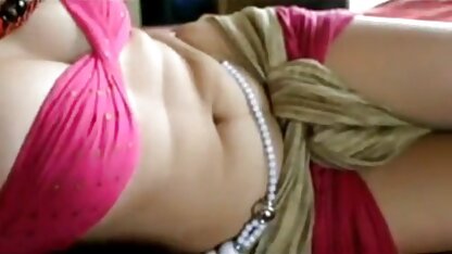 Cô gái tóc nâu cưỡi trên giường và vi deo sec vang anh cho thấy bộ ngực lớn của cô ấy lắc lư như thế nào