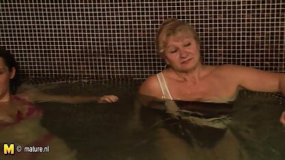 Trưởng thành milf phết lộng lẫy chân phi sec vang anh trên các bàn