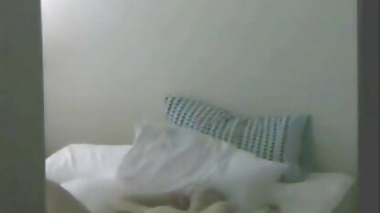 Idelsy với một món đồ chơi màu xanh lá phim sec hoang thi linh cây