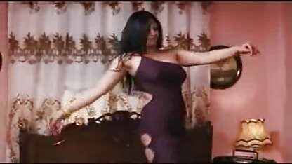 Cô gái trẻ phim sec hoàng thuy linh cởi quần áo tại buổi casting trên máy ảnh