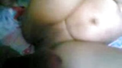 Gà phẳng phiu thư giãn trên bãi biển với pim sec vang anh bạn trai