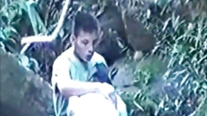 Cô gái làm cho một thổi kèn khó quên pim xec vang anh và được đưa vào hậu môn