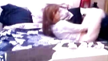 Một cô gái xinh đẹp với bộ ngực hấp dẫn clip sec hoang thuy linh trong một video solo